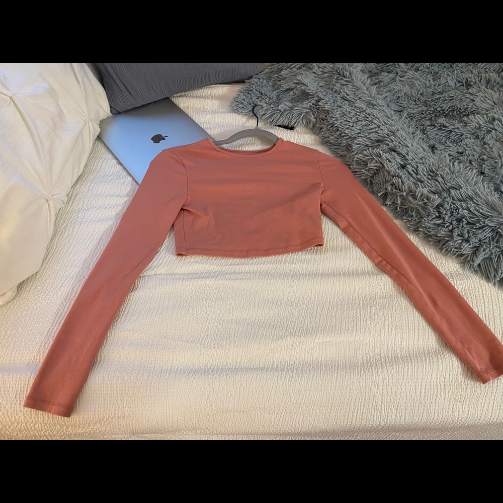 Long sleeve salmon crop top